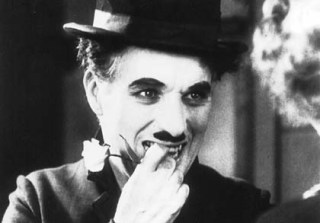 Buen momento para recordar a Charles Chaplin en uno de los mejores discursos de la historia en su obra “El Gran Dictador”…Un Mensaje de UNION para toda la HUMANIDAD!! Charliechaplin