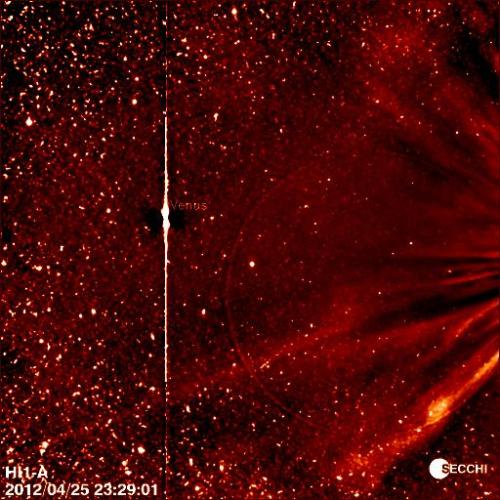 El SOL se vuelve a activar…más de 50 CME´s desde el fin de semana…Ayer M3.8, M4.1, M2.0, M4,8, y M5.7!! Todas desde la 1476, una mancha gigantesca de 100 mil Km, y geoefectivas!….El Polo Norte solar podría invertir su polaridad este mes, anticipándose un  20120425_232901_tbh1a