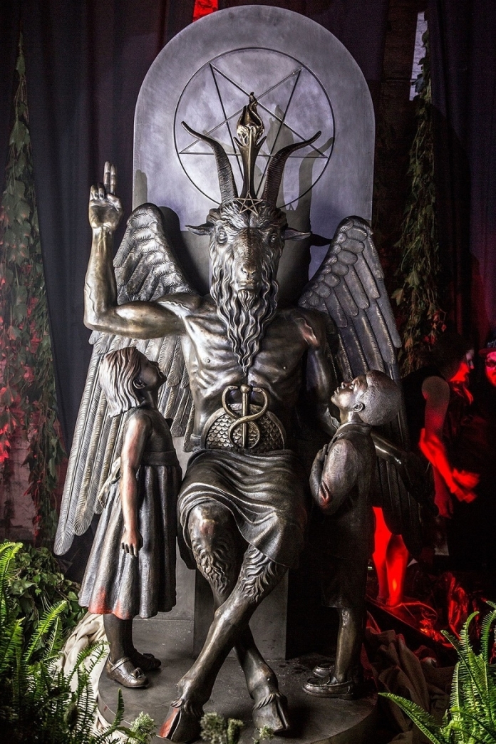 entramos-en-la-inauguracion-de-la-estatua-del-demonio-en-el-templo-satanico-de-detroit-666-body-image-1438070717