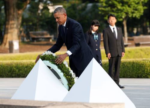 U.S. President Barack Obama lays a wreath at a cenotaph at Hiroshima Peace Memorial Park in Hiroshima, Japan May 27, 2016. REUTERS/Toru Hanai TPX IMAGES OF THE DAY