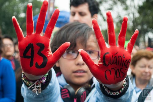 manifestante-con-las-manos-pintadas-ayotzi43-1-ano